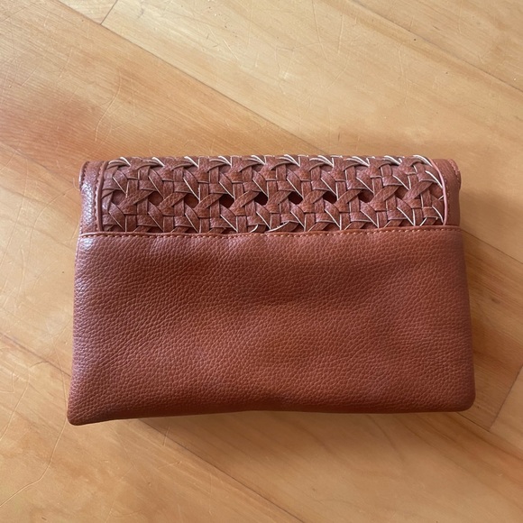Elegant Brown Woven Clutch with Removal Gold Chain - Picture 3 of 7